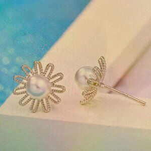 Beautiful Pearl Flower Stud Earrings
